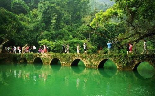 我国最奇特的县城没有通铁路只能坐飞机，山水还能媲美九寨沟