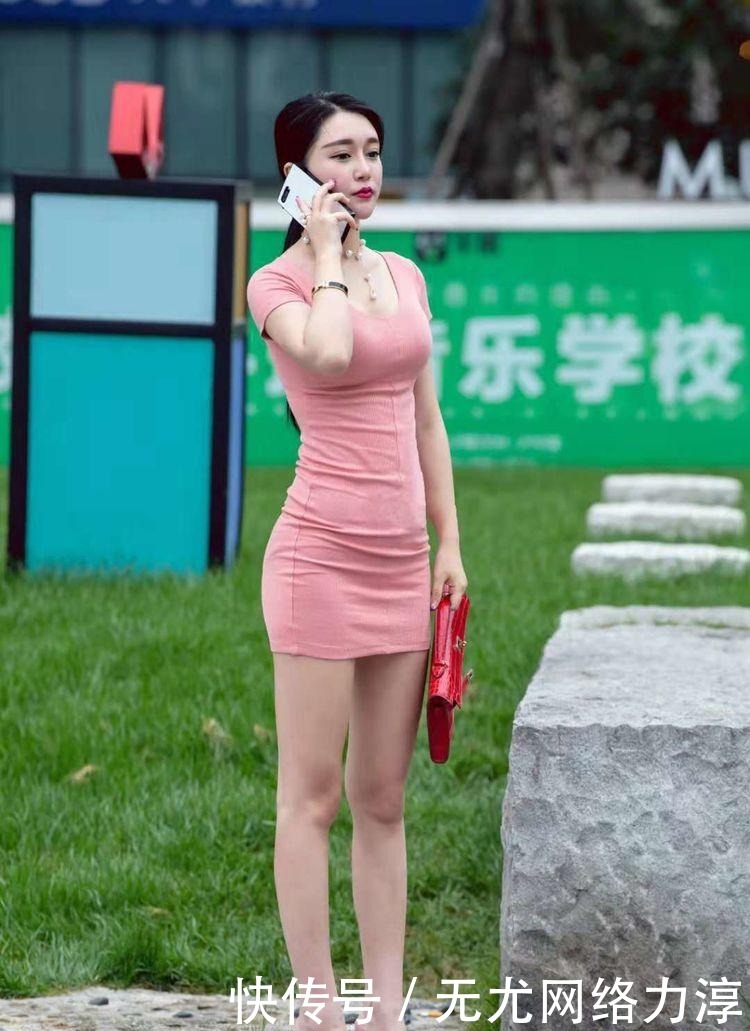 粉色|街拍, 粉色裹臀裙不少一般人能驾驭的