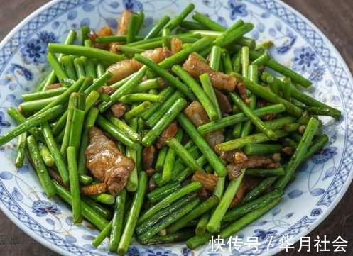 入味|蒜苔炒肉，别直接下锅炒，分享2个窍门，猪肉更滑嫩，蒜苔更入味