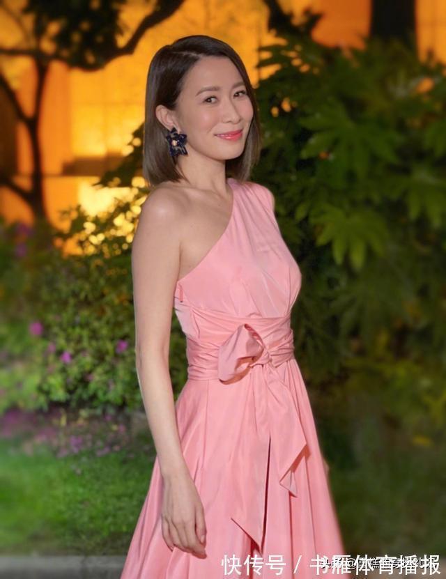 女性 女人年过45岁,建议少穿“藏蓝色”!今秋流行这3种颜色,真减龄