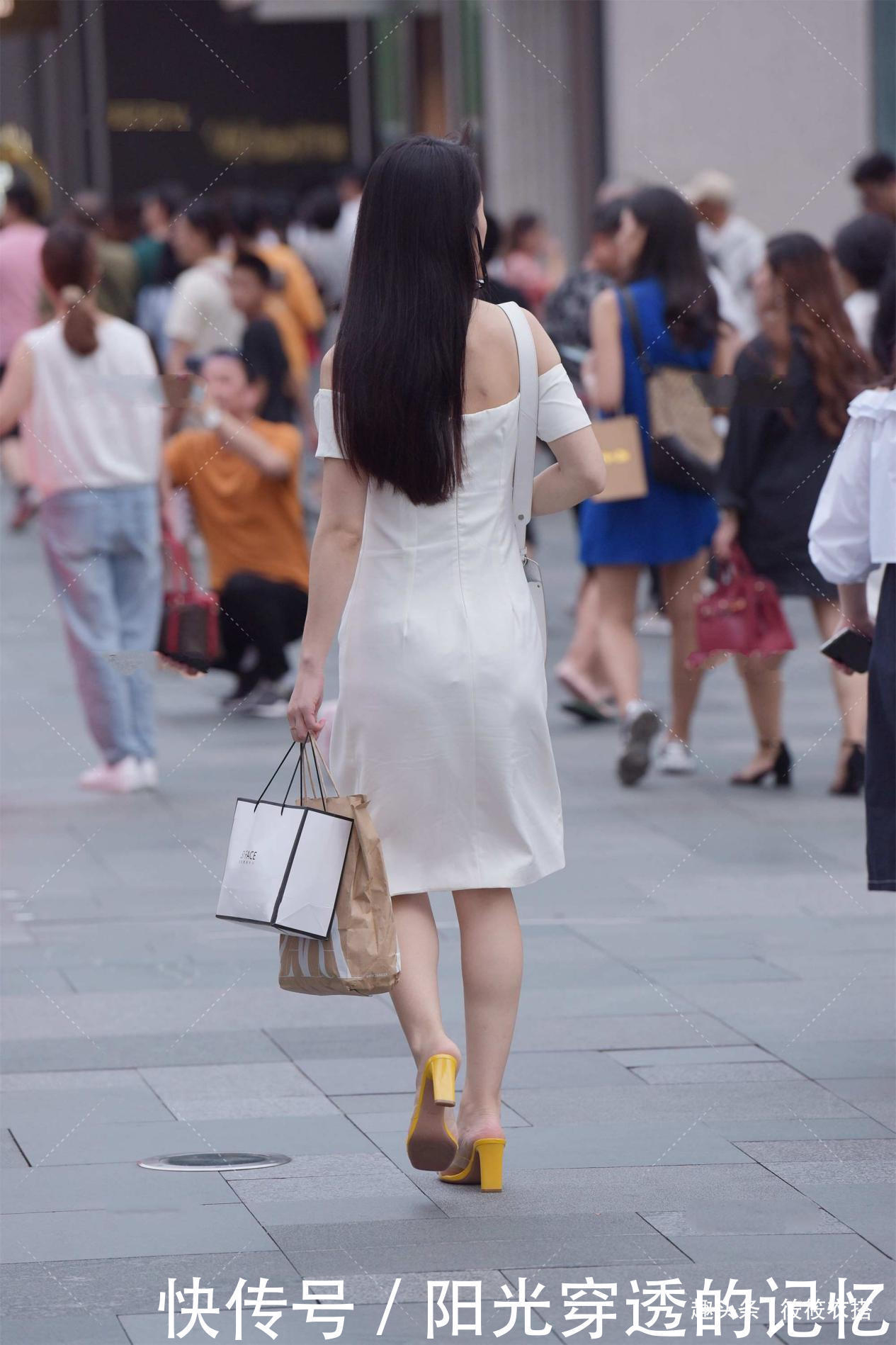 一字肩白色修身连衣裙，大方优雅，显清纯气质