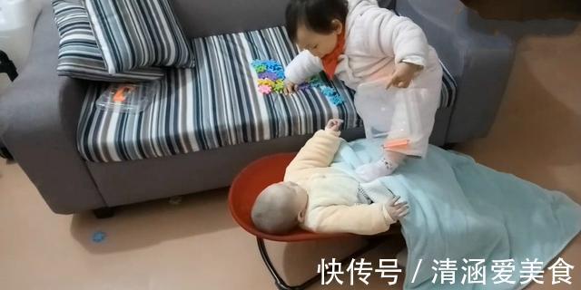 表弟|妈妈走开一会，姐姐就对弟弟“下狠手”，网友直呼：弟弟命真大