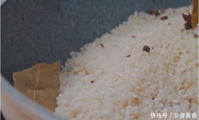 便是|酸渣肉肥而不腻,软糯咸香,咬上一口便是儿时的回忆!