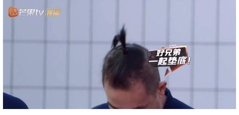 张智霖陈小春做引体向上,网友:标准的“架势十足、实战不行”