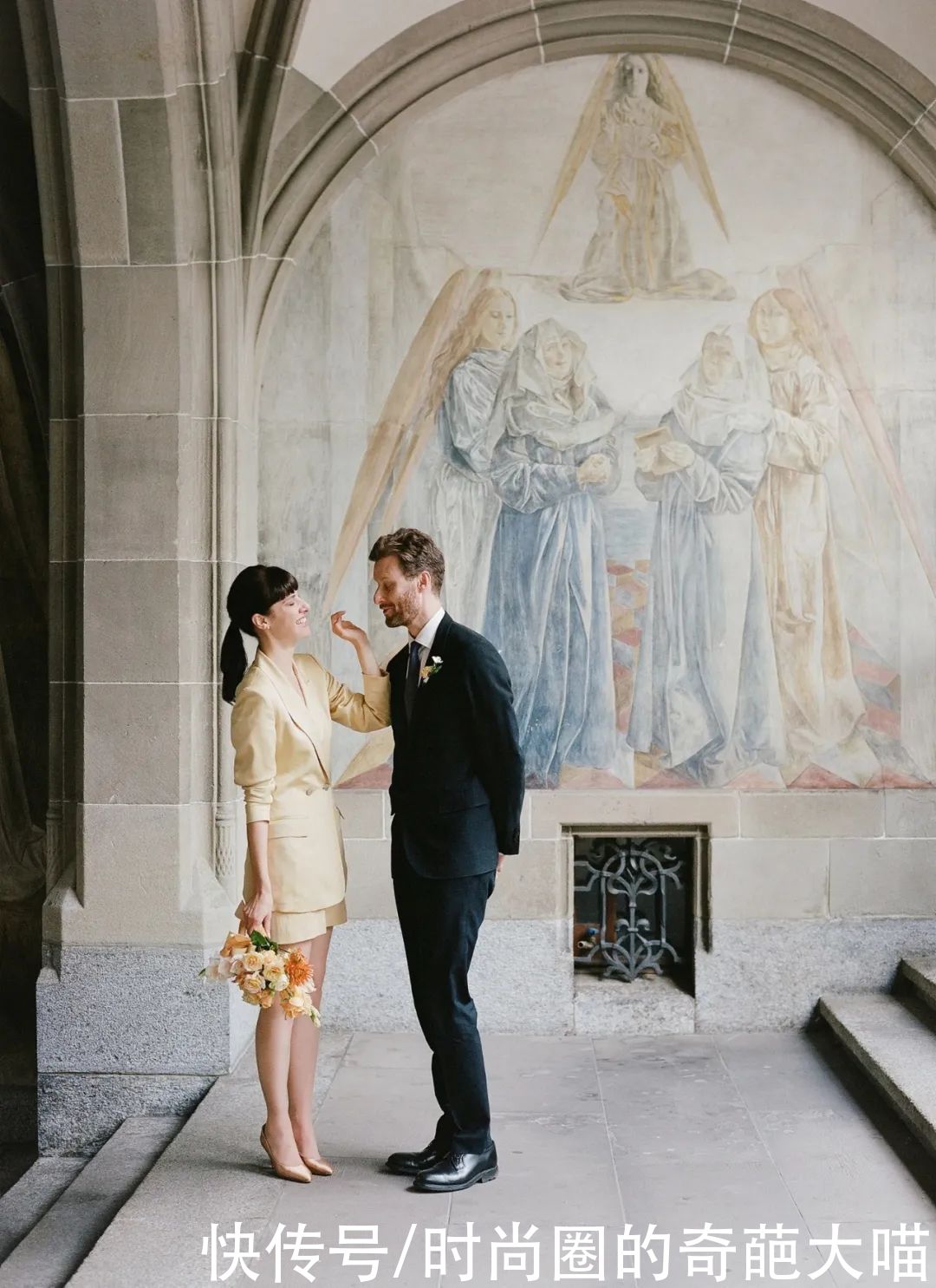 婚礼|繁琐的婚纱不再流行，吊带裙西装造型深受新娘喜爱，简单优雅