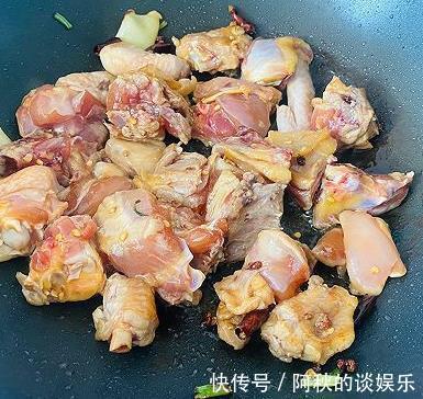 它跟土豆是绝配，鲜香美味又下饭，6分钟就出锅，天天吃不腻！