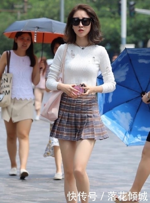 街拍美图青春迷人的小姐姐,穿出不同的时尚气质,更青春亮眼
