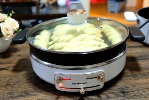 玉米面做面食不用蒸,松软细腻底部焦脆,比蒸的香,全家都爱吃