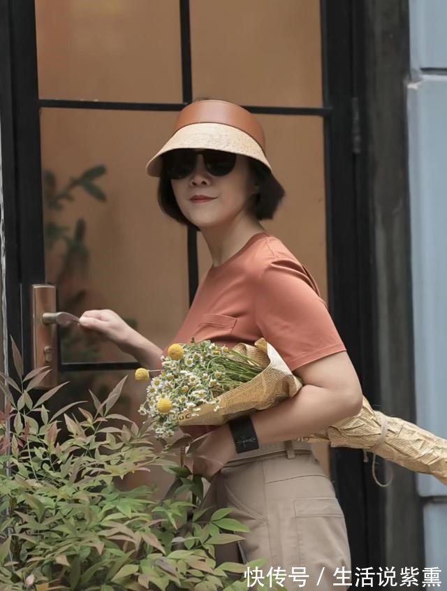 纯色 入秋了,60多岁女人该怎么穿“棉麻裤配平底鞋”,时髦显气质!