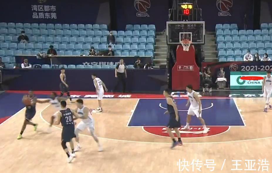莱多|又是带病上阵!徐杰捂着胸口干咳,为何主教练杜锋只用8人轮换?