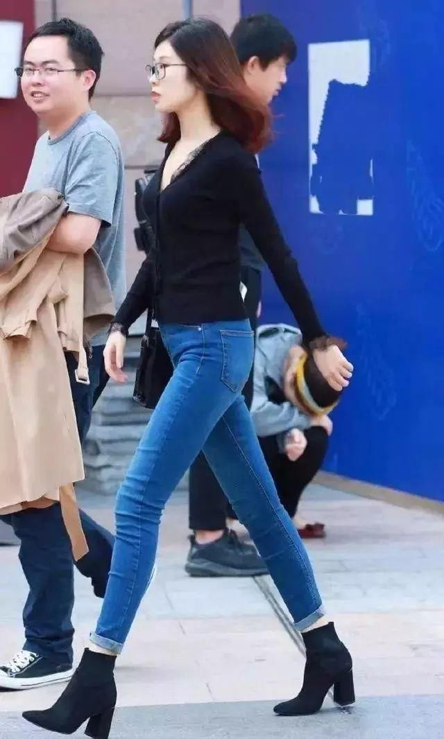 心动|街拍美女:逛街时碰到的高挑紧身牛仔裤美女,从背后看我心动了