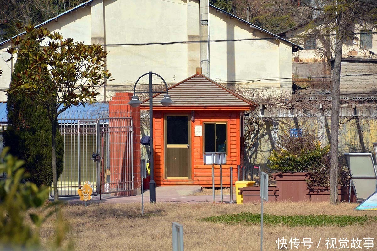 山区小学墙上挂大学校训,很多外乡小孩前来就读,看看啥情况