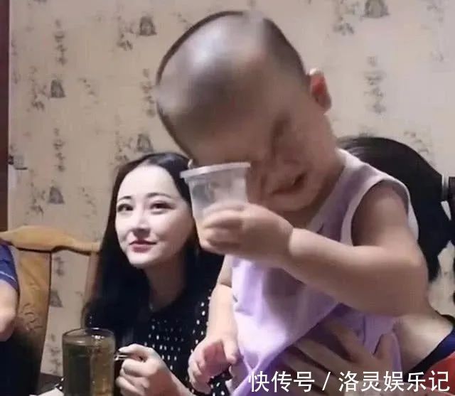 表情|萌娃喝果汁,戏精附体表情丰富,网友:完美模仿了宝爸的姿态