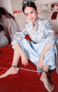 |搞笑GIF：本想给女友一个惊喜，没想到遇到了丈母娘