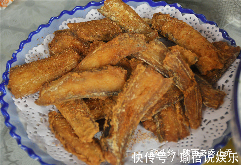 干炸带鱼有诀窍，凉了也不发软，好吃又过瘾，过节请客倍有面
