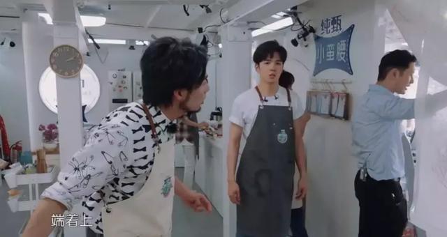 黃曉明被指差別待遇對(duì)中國(guó)客人跟外國(guó)客人態(tài)度大不同