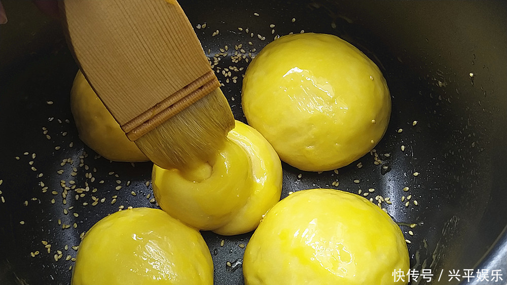  只要有面粉和鸡蛋，就可以做面包，做法简单，口感疏松，好吃香甜