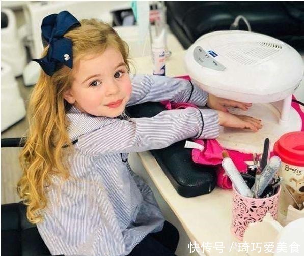 一胖|爸爸给女儿夹发卡,妈妈看到后哭笑不得,网友:她还是个孩子