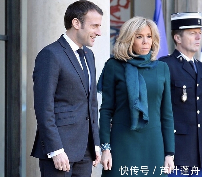 大衣|布丽吉特盘起凌乱短发减龄20岁!仅仅一条拼接蓝裙,美得眼前一亮