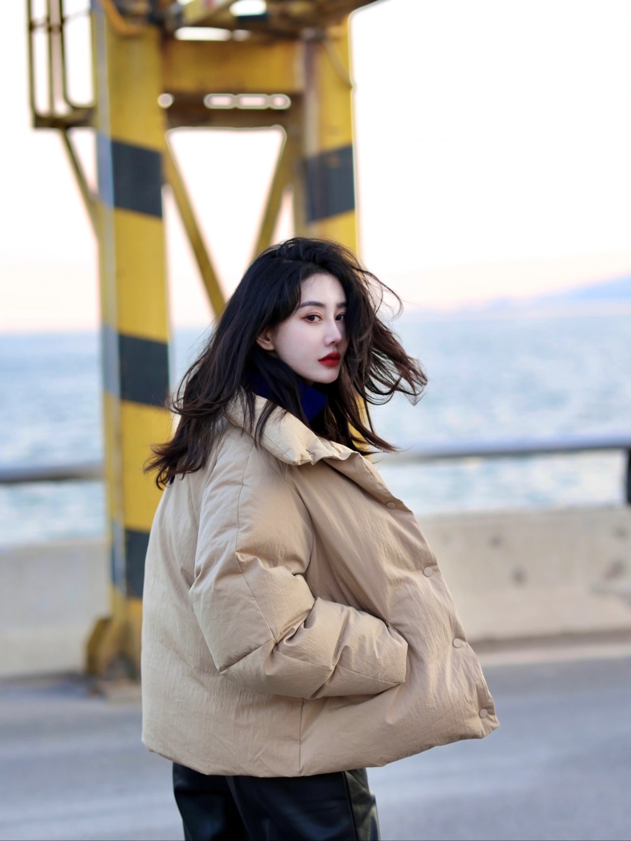 小姐姐|天冷了羽绒服不要多买,有这几款就够了,搭配裤子、半身裙都洋气