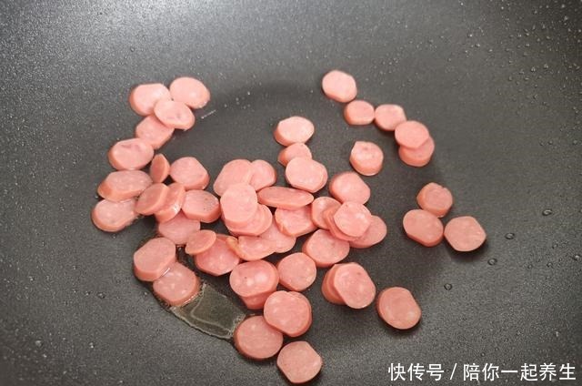 2根火腿肠1个土豆,做出比饭店还好吃的菜,天天吃都不腻