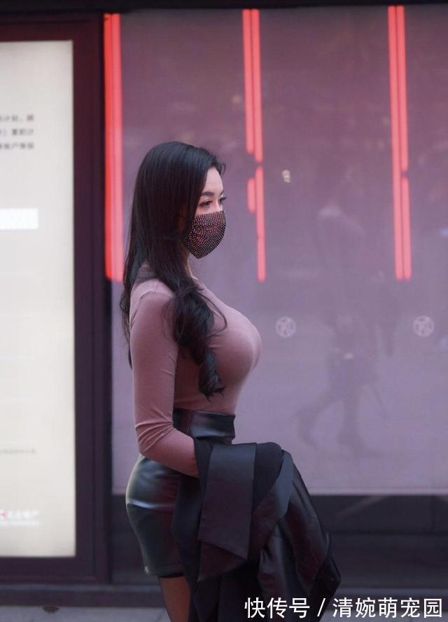 搭配 美女脚上搭配一双拼色的高跟鞋,穿起来非常的时尚又舒适