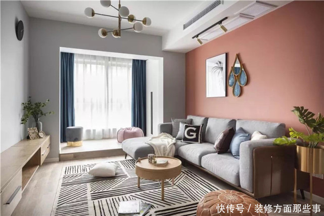 北欧风|76平北欧风小三居,温暖又恬静的珊瑚色沙发背景墙是客厅亮点