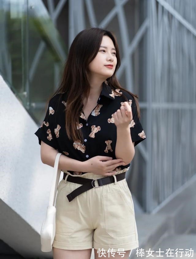 高腰 短袖 + 高腰下装,今夏很火!