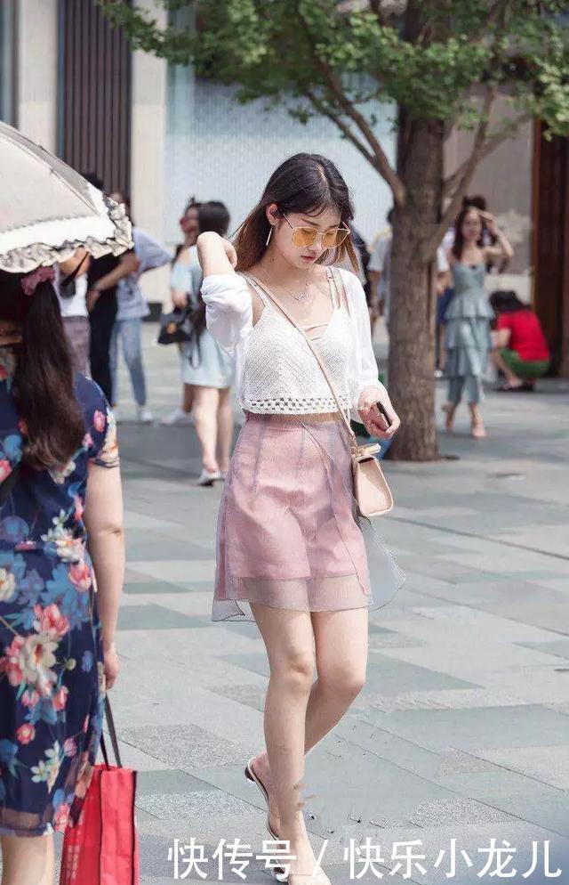 街拍美女一字肩的黑色连衣裙搭配黑色的尖头高跟鞋,看上去更时尚