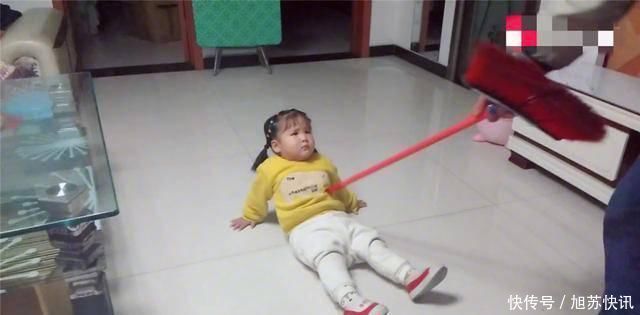 猪猪侠|女儿不老实吃饭,爸爸拎着“扫帚”冲进屋,随后的操作让妈妈笑翻