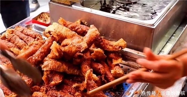 金色|夫妻街头卖“金色”小吃,10元一份不讲价,一天上百斤都不够卖!