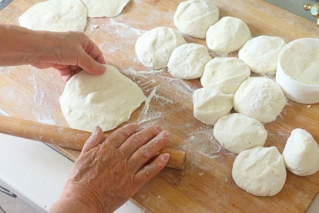 面团|三伏天蒸包子，用酵母粉还放碱面吗？照着发面，包子蓬松圆鼓