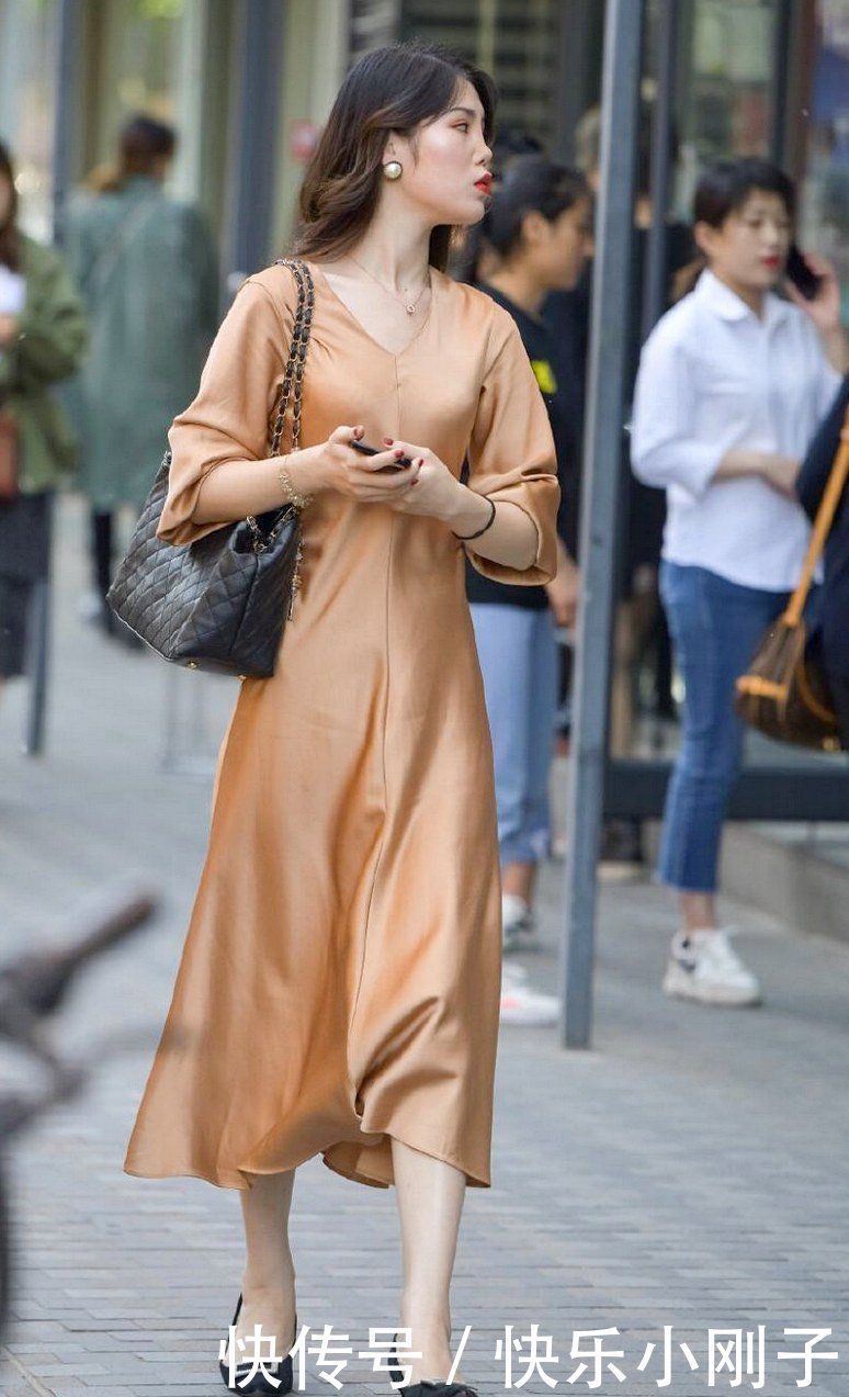 选择轻柔长裙,尽享清爽展现外在美