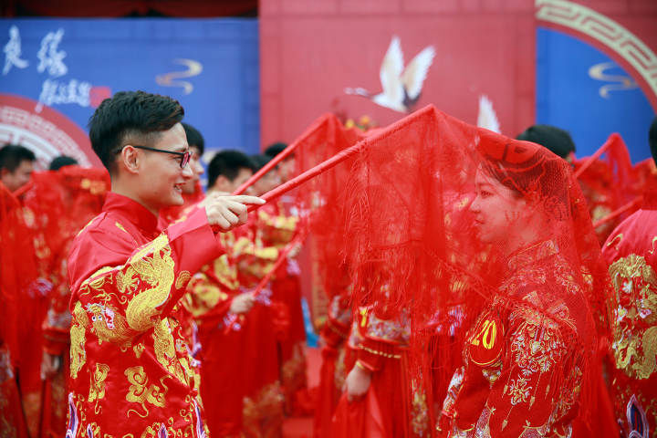 集体婚礼|百位新人办集体婚礼 践行婚俗新风