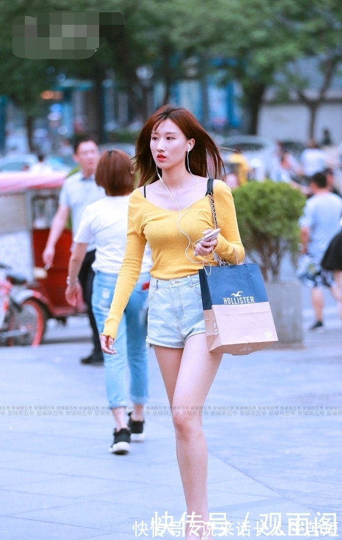 穿搭|街拍：玉面淡拂的美丽美女，搭配有致现出时尚风范很靓丽！