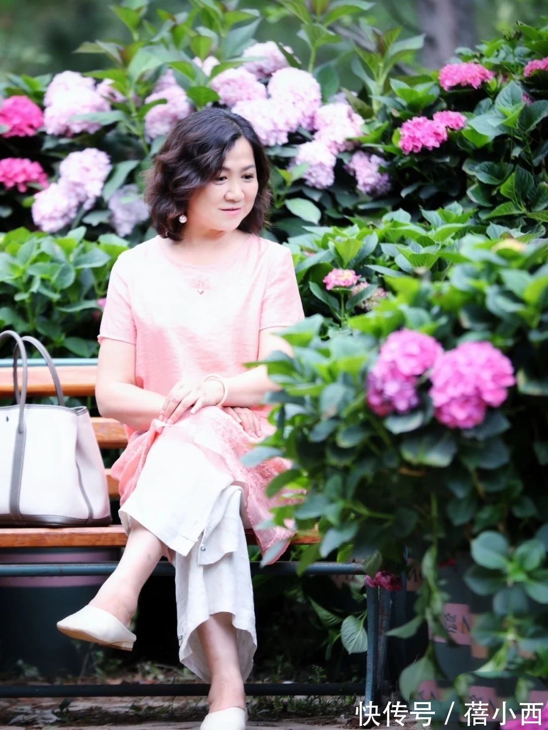 阔腿裤|40+富态女人要懂得给穿搭做减法,无需繁琐,这样穿简约且高级