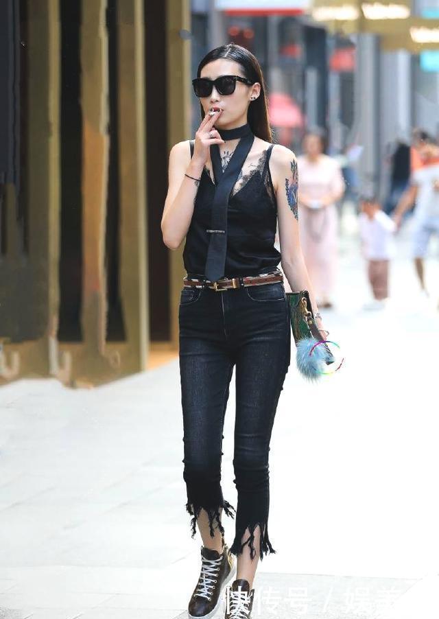 气质|街拍小姐姐颜值很高,身穿仙女裙气质非凡