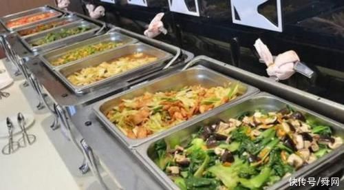 男子发现一家10块自助餐，以为很实惠，进去一看才后悔不已