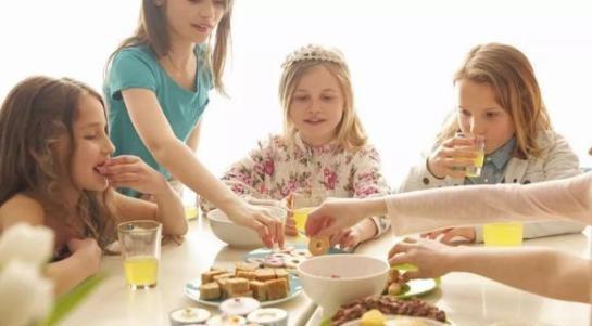 父母|父母带孩子,在夏季要做到“不吃4物,多做2事”,避免脾胃虚弱