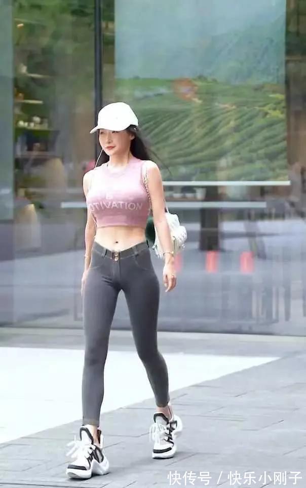 穿搭 牛仔裤的潮流风尚,穿出了无痕裤效果,紧致修身显腿长