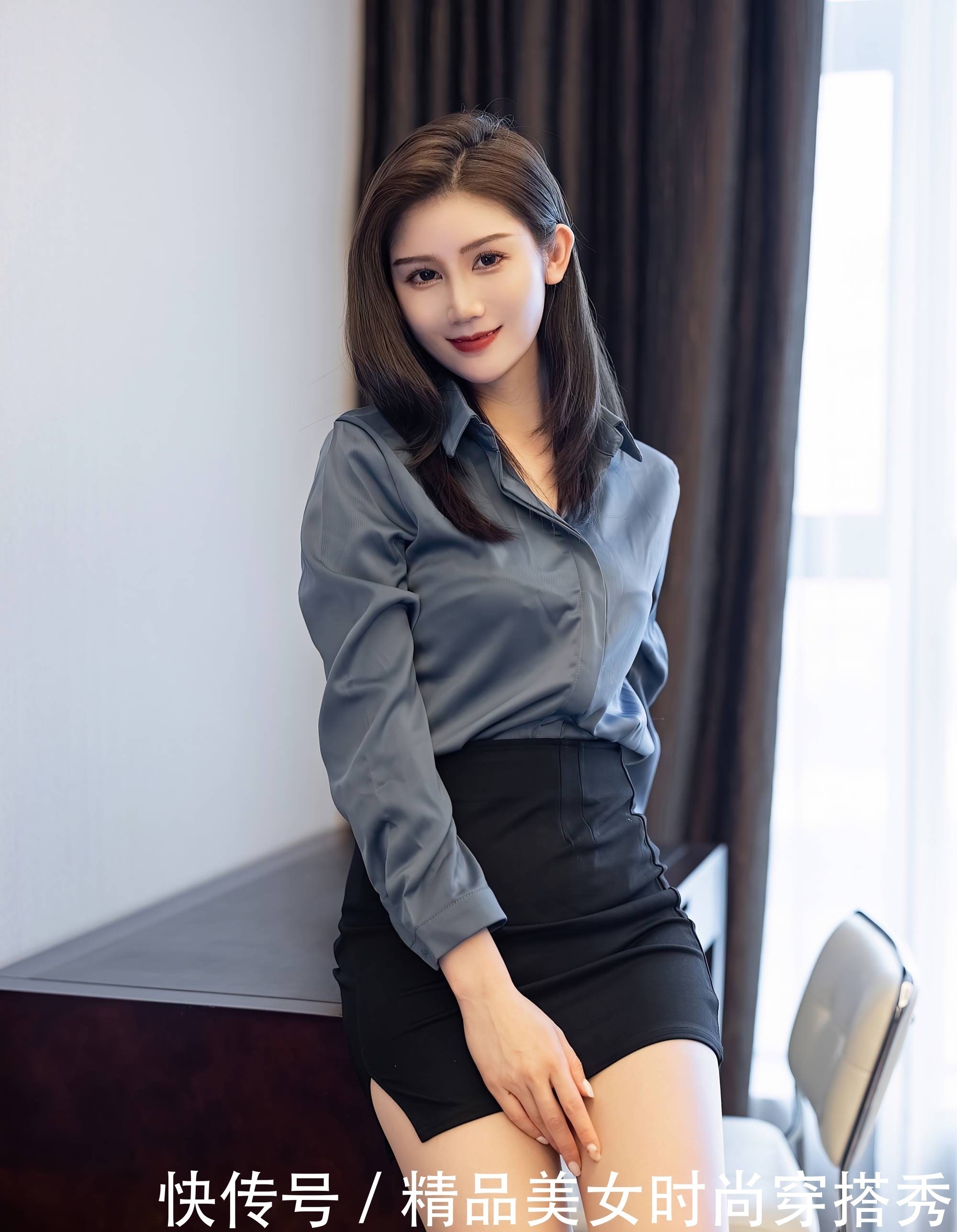 包臀裙 深蓝色衬衫下搭黑色的包臀裙很是优雅,一双尖头高跟鞋很有女人味