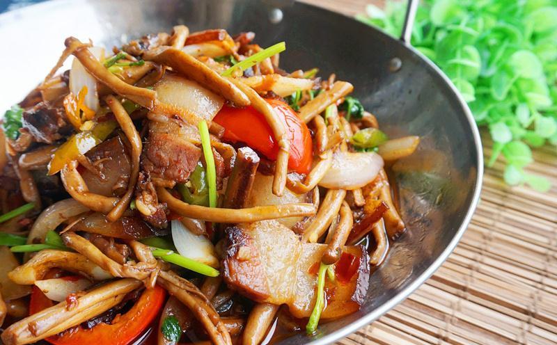 腊肉干锅茶树菇，妥妥的“米饭杀手”，手残党也能轻松搞定