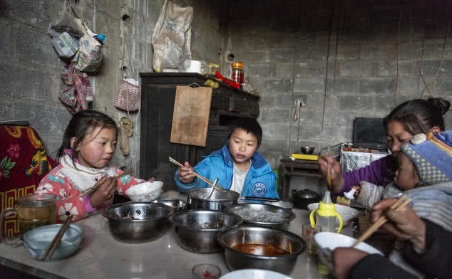 网络|“冰花男孩”走红网络,网友捐助50万,离家妈妈闻讯回来了