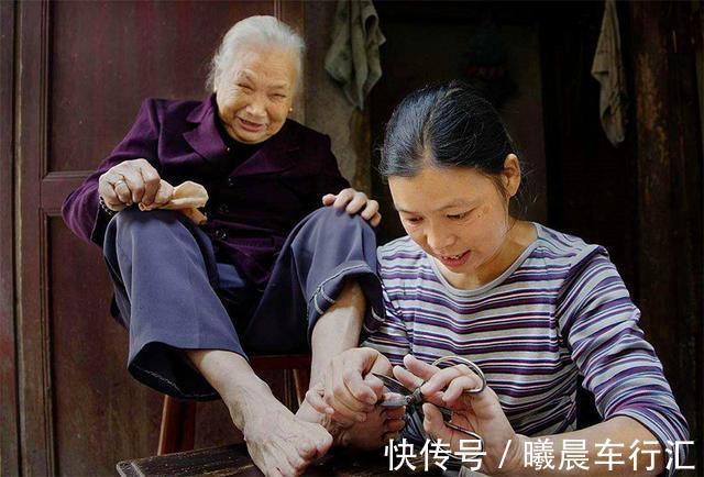 老人|4岁女儿独睡2米大床,却和妈妈说“好挤”,宝妈查看监控后泪目