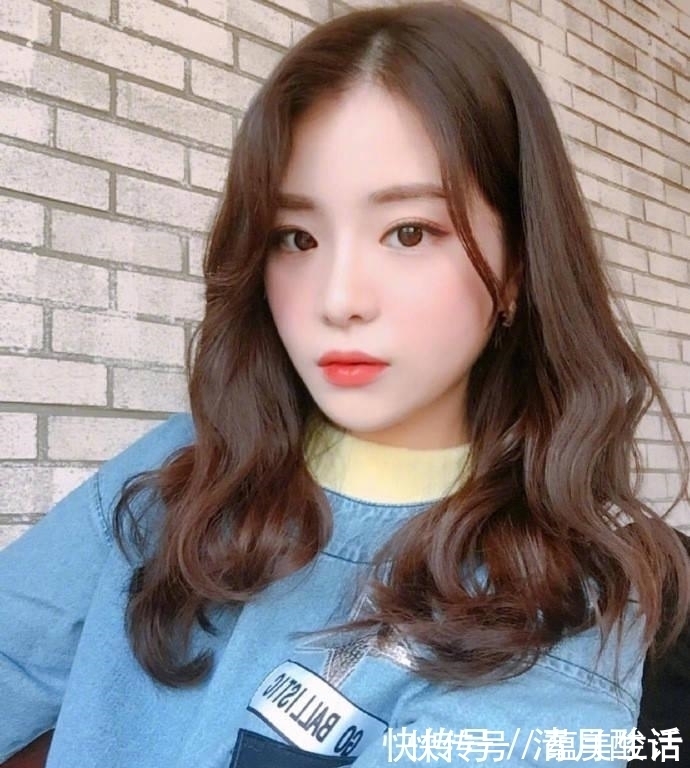 发色|过年染什么颜色显得有气质又白净呢?头顶有点高该怎么设计发型?