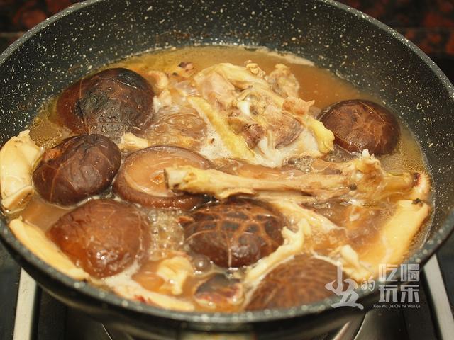 跟着张新民老师学做菜,香菇墨鱼焖鸡肉,香浓入味好下饭