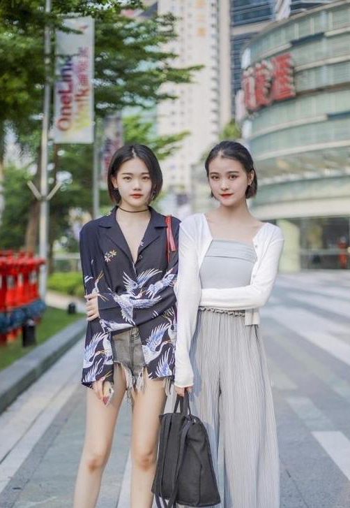 街拍:小姐姐的身材曲线很好,长相也十分清秀,美丽大方