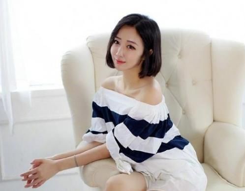 美女穿搭：时尚性感的紧身裙，充满了十足的韵味，隐形魅力和气质