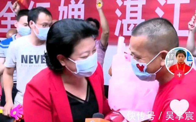 中国跳水队|没把全红婵老爸当外人!女市长平易近人,全爸侧过耳朵听指示