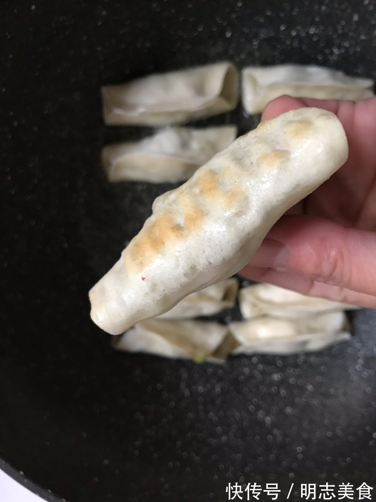 面皮|一咬嘎嘣脆的芹菜肉锅贴,个个酥脆鲜香,真解馋